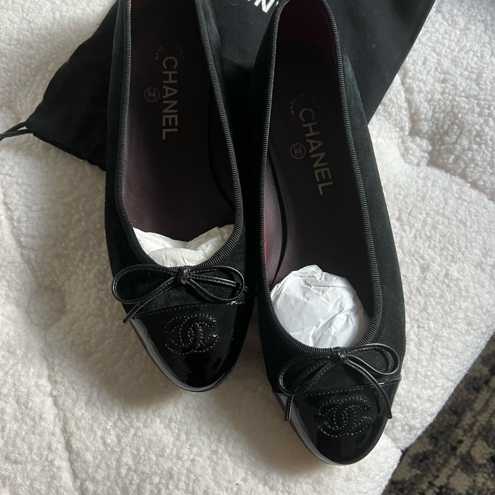 CHANEL Black Flats with Bow Detail